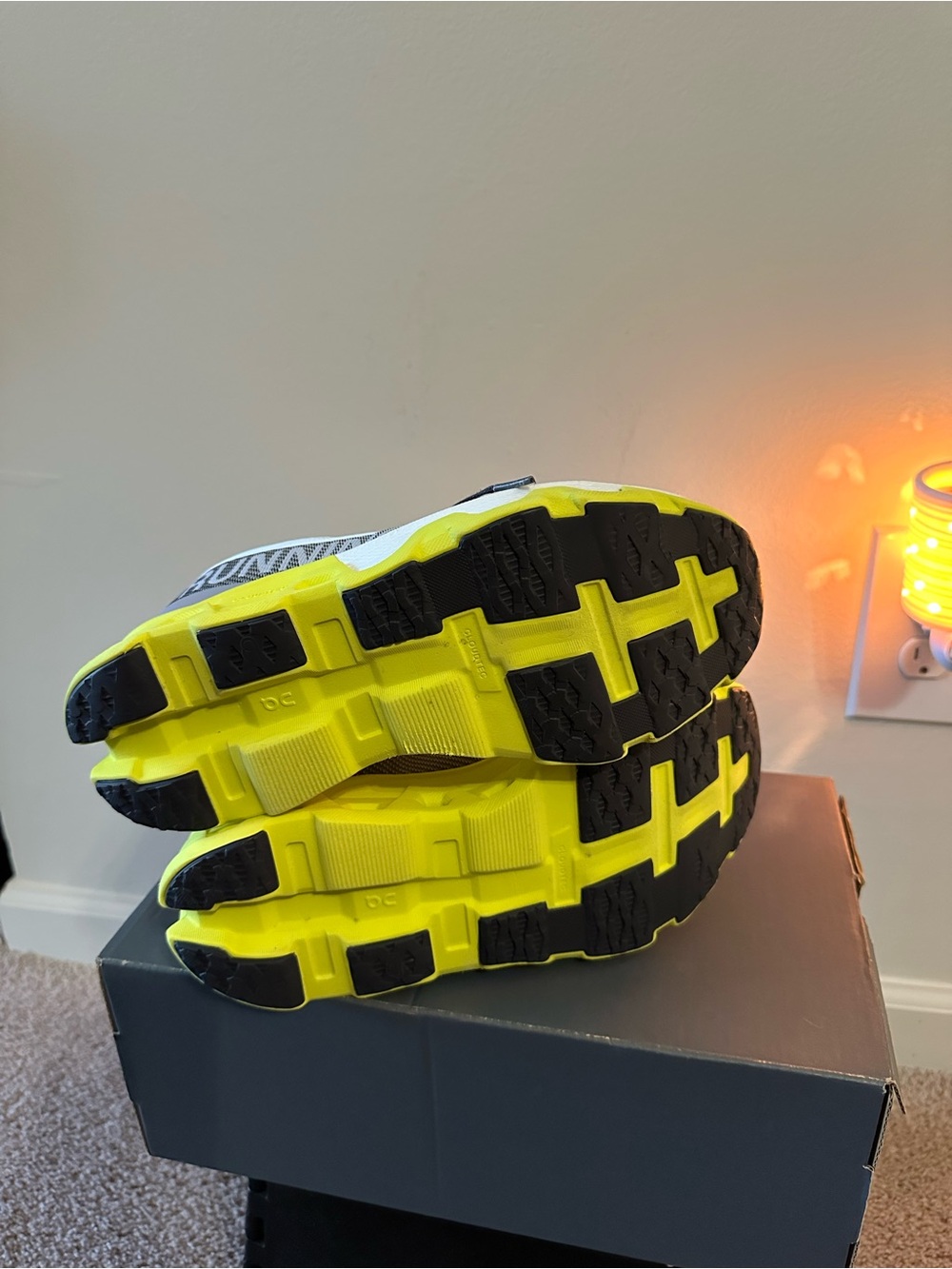 On Cloudmonster Hyper, Women’s White & Neon Yellow Cloud Running Shoes. Size 9 - Picture 6 of 8